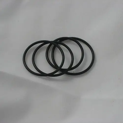 Schwarze Dichtungsringe, die auf einer glatten Unterlage liegen. Diese Teile könnten als Ersatz für Kludi-Produkte verwendet werden.